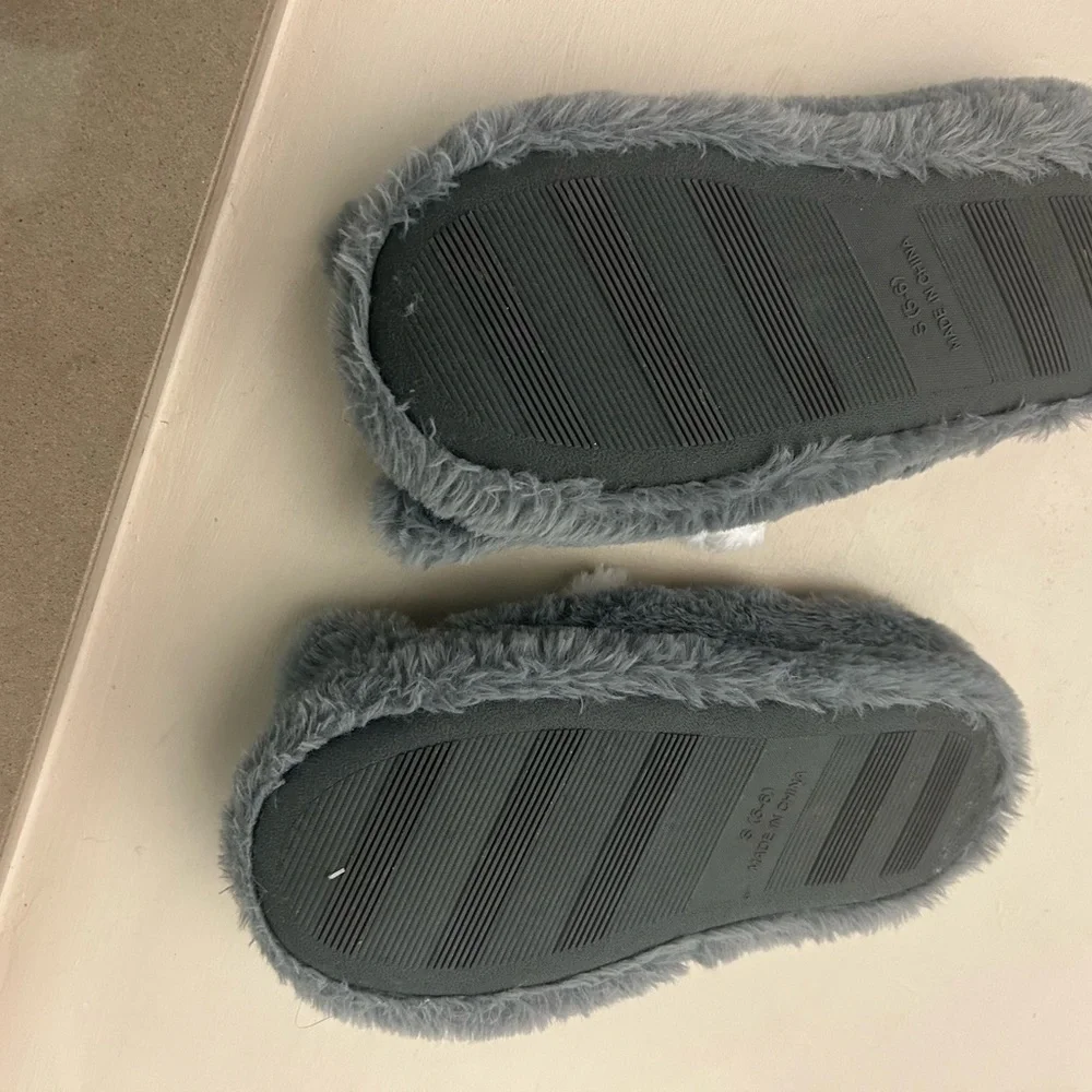 Cat Bedroom shoes Gray and Purple Feline Plush slippers size small 5-6 CLEAN